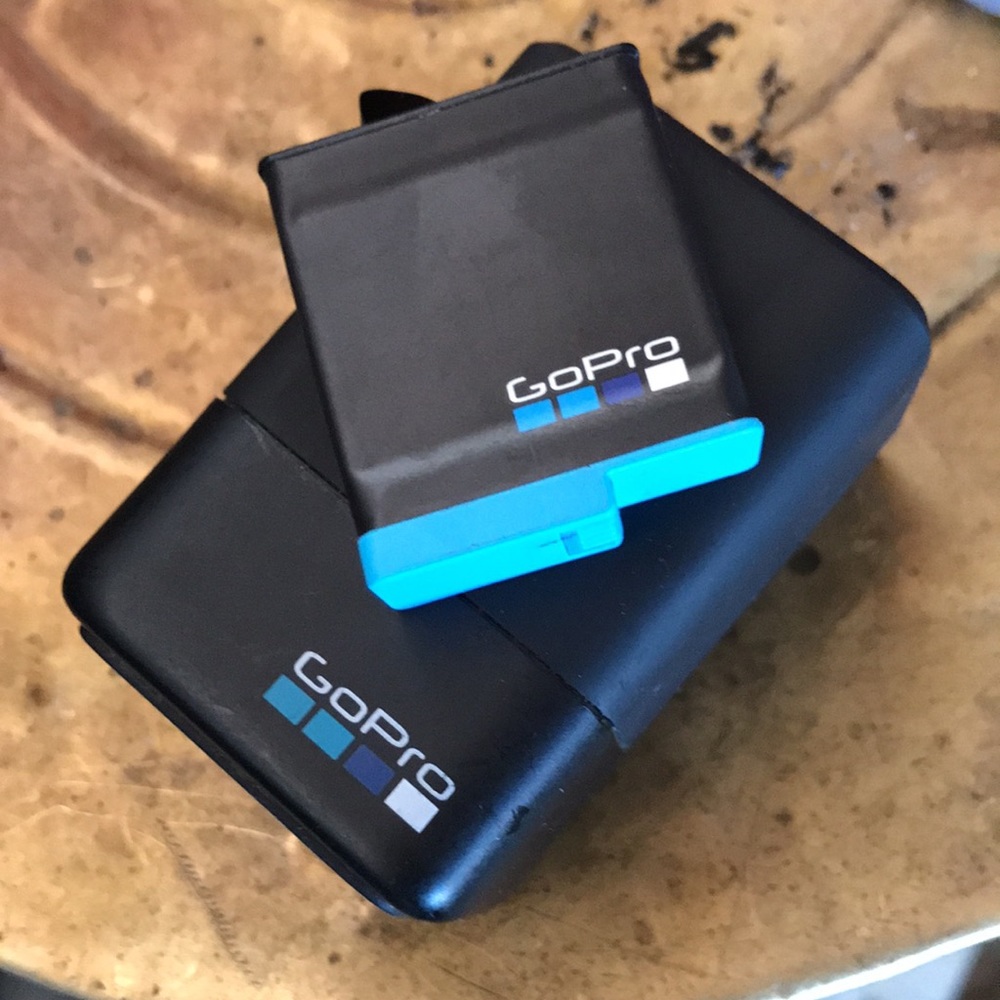 Dual GoPro Battery CHARGER +1 Battery